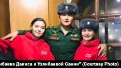 Данис Үзәнбаев (уртада) һәм Сания Үзәнбаева (уң якта) 