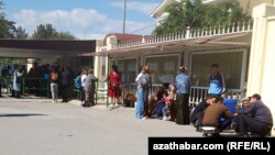 Türkmenistanyň raýatlarynyň daşary ýurtlara gitmek islegleri ýokary bolup, döwlet migrasiýa gullugynda we daşary ýurtlaryň ilçihanalarynda uly nobatlar emele gelýär. Aşgabat (arhiw suraty) 