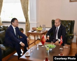 Руслан Казакбаев менен Мехмет Акташ. Кыргызстандын Түркиядагы элчилиги 5-июлда тараткан сүрөт.