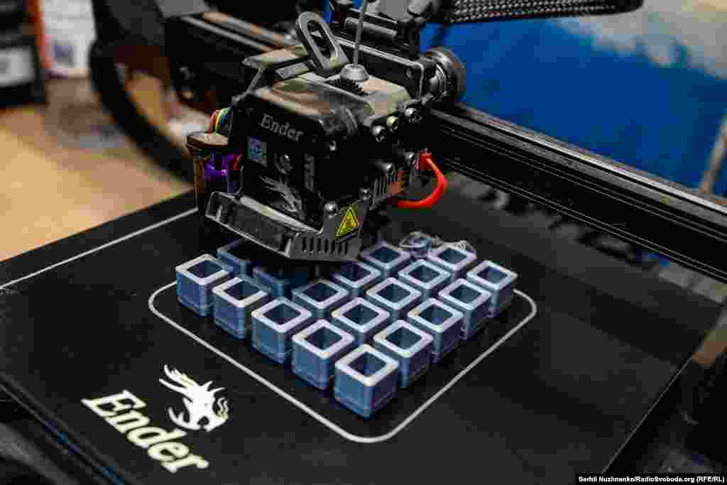 Для роботи з дронами, їх ремонту й переробки боєприпасів у бійців є своя &laquo;лабораторія&raquo;, обладнана в одній з кімнат неподалік лінії фронту. Багато деталей для боєприпасів, скиди для дронів бійці друкують на 3D-принтері власноруч. Наприклад, хвостовик для скиду зроблений зі звичайної каналізаційної труби. Деталі, залишки збитих російських дронів і боєзаряди, що навіть не розірвалися, теж йдуть в роботу, веде далі боєць