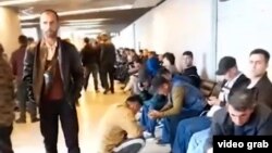 Москванын "Внуково" аэропортунда кармалып турат делген мигранттар.