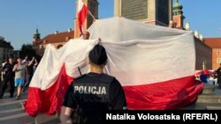 Полтора десятка поляков протестуют против того, что украинцы отмечают свой День независимости в Польше. Варшава, 24 августа 2024 года