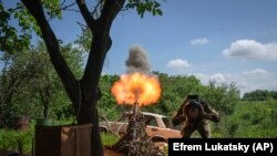 Український військовий веде вогонь по російських позиціях на фронті поблизу Бахмута, 29 травня 2023 року