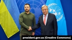 Ukrayına prezidenti Volodımır Zelenskıy (soldan) ve BM Baş kâtibi António Guterres. New York, 2023 senesi sentâbrniñ 19-ı