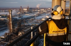 Новокуйбишевський нафтопереробний завод ПАТ НК «Роснефть», проєктною потужністю 8,3 мільйона тон нафти. Це один із основних виробників та постачальників палива для реактивних двигунів марки РТ вищого ґатунку, найбільш затребуваного в Росії