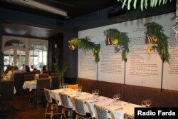 صفحاتی از نمایشنامه «ژاک و اربابش» نوشته کوندرا روی دیوارهای رستوران رکامیه، عکاس: مصطفی خلجی