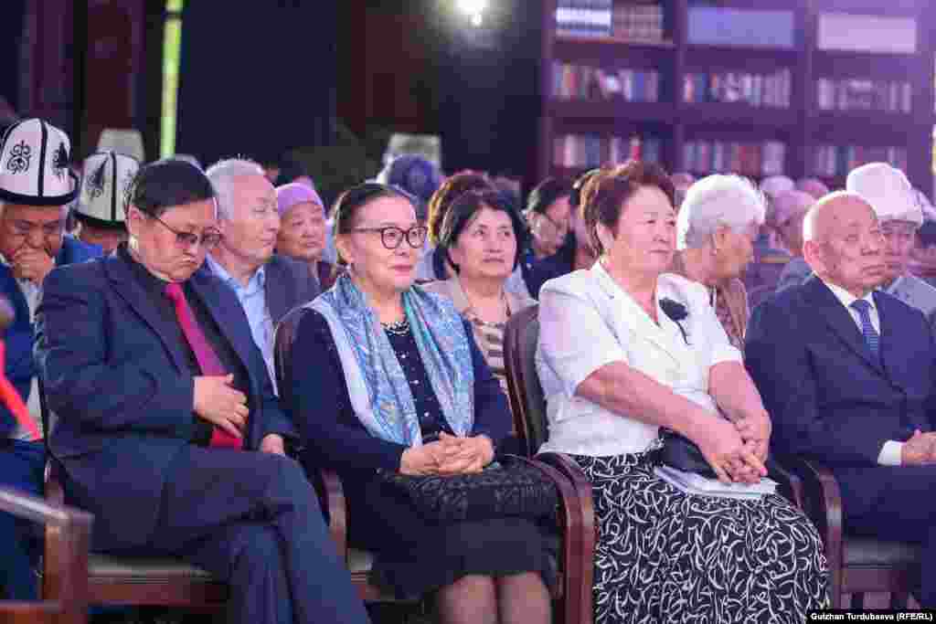  Сөгүлөт мынча көңүл&hellip; Көкүрөк бопбош. Уксаң&hellip; Салбырап турат өмүр Жадаган окшоштуктан. Үмүттү шаты кылган Ишеним бүтүп жатат. Бозала болгон күндөр Иңирди күтүп жатат. ...Будуң-чаң заман болду, Жакшысы, жаманы ким? (Бурулкан Сарыгулова) 