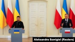 Президент Володимир Зеленський (ліворуч) відвідує Польщу з офіційним візитом 5 квітня, в ході якого він зустрівся з Анджеєм Дудою