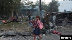 دختربچه‌ای در نزدیکی بیمارستان الاهلی