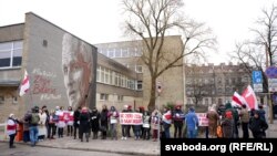 Акцыя салідарнасьці зь «вясноўцамі», якіх асудзілі на вялікія тэрміны, каля муралу ў гонар Алеся Бяляцкага насупраць амбасады Беларусі ў Вільні. 2023 год