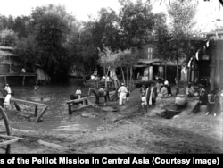 Местные жители купаются в Ташкенте. Два участника французской экспедиции (крайние справа) наблюдают за жителями.