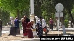 Diňle: Awazada býujet işgärleri mejbury arassaçylyk işlerine çekilýär, köçeler ýapylýar