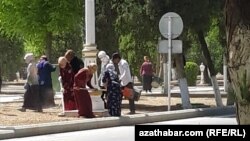 Jemagat hojalygy müdirliginiň arassaçylyk işgärleri (Illýustrasiýa suraty)