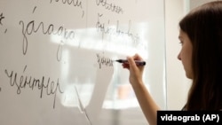 За інформацією польських медіа, впродовж першого півріччя 2024-го кошти за цією програмою отримали 250 тисяч українських дітей