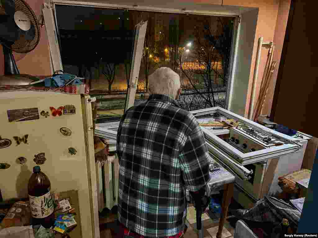 13 грудня перед світанком киянин Петро Хомин дивиться у вибите вибухом, внаслідок російської ракетної атаки, вікно...Він пересувається із допомогою двох палиць... Російська агресія руйнує життя людей, убиває і калічить. Кремль стверджує, що не завдає шкоди цивільним