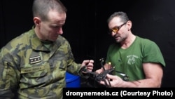 Чехи створили ініціативу «Група Д» в грудні 2023 року під патронатом начальника Генштабу чеської армії Карела Ржегка (ліворуч), її обличчям став актор Ондржей Ветхи