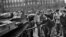 Пражане радостно приветствуют советские танки. 21 августа 1968 г.