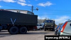 Российская военная техника с символом "V" в аннексированном Крыму