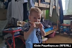 Внук Ганни, каже, після пережитого, замість іграшок постійно тримає поблизу пакунок з їжею – булочками та хлібом