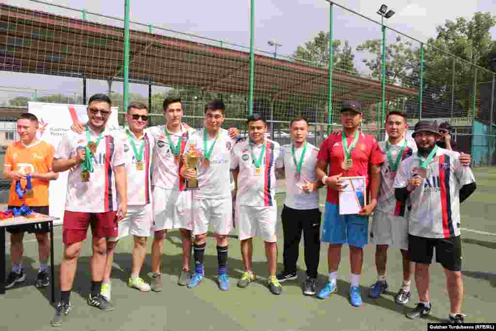 3-орунду ээлеген &quot;ЭлТР&quot; командасы.