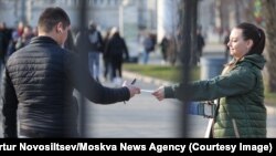 Москвада бул аял орус армиясына кошулууга чакырган баракчаларды таратып жүрөт