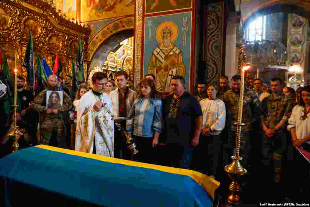 Панахида у Михайлівському золотоверхому соборі. Ірина Цибух загинула 29 травня під час ротації на Харківському напрямку. 1 червня їй мало б виповнитися 26 років