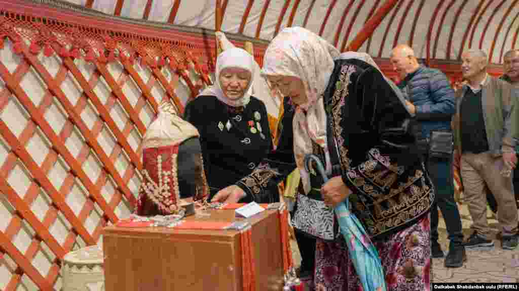 Вандык кыргыздардын кийимдеринин көргөзмөсүнө келгендер.