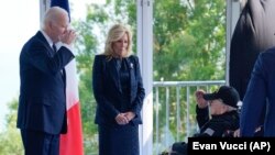 Ֆրանսիա - Ջո և Ջիլ Բայդենները ողջունում են վետերանին, Նորմանդիա, 6-ը հունիսի, 2024թ.