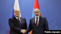 Премьер-министра Армении Никол Пашинян (справа) и председатель правительства РФ Михаил Мишустин