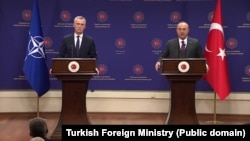 Міністр закордонних справ Туреччини Мевлют Чавушоглу (п) на спільній пресконференції з генеральним секретарем НАТО Єнсом Столтенбергом, фото ілюстративне