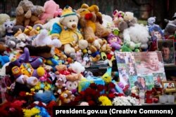 Імпровізований меморіал жертвам удару російського безпілотника, внаслідок якого в багатоповерховому житловому будинку загинули 12 людей, серед яких пʼятеро дітей. Одеса, 6 березня 2024 року