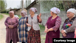 Таза сууга байланыштуу нааразылыкка чыккандар. 