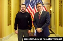 Президент України Володимир Зеленський і спікер Палати представників Конгресу США Майк Джонсон. Вашингтон, 12 грудня 2023 року