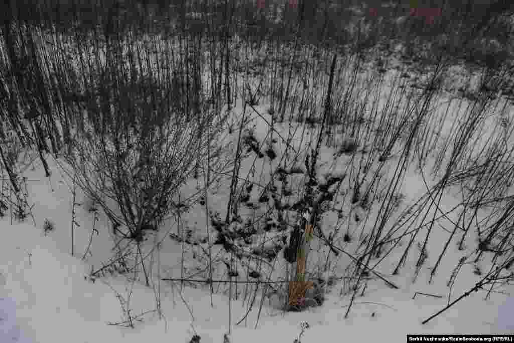 Природа і час намагаються сховати те, від чого холоне серце, але навіть під снігом видно, що поля навколо села усіяні вирвами від вибухів