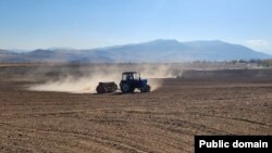 Դաշտում աշպատող տրակտոր, ապրիլ, 2023թ․