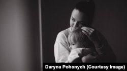 Біженка з Маріуполя Алла Тюріна з сином. Ґетеборг, Швеція. Фото Daryna Pohonych з проєкту «War has no colours»