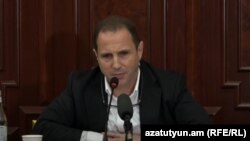 Бывший министр обороны Армении Давид Тоноян на заседании следственной комиссии НС,  Ереван, 1 августа 2023 г. 