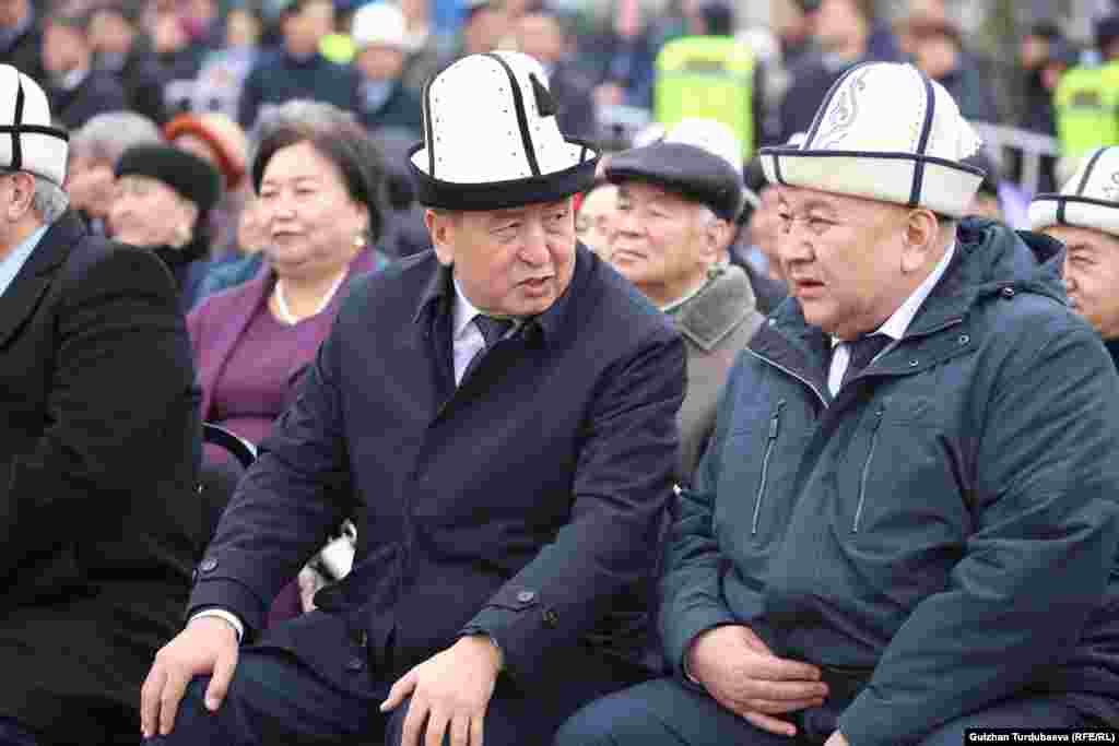 На официальное мероприятие был также приглашен экс-президент Сооронбай Жээнбеков (слева).&nbsp;