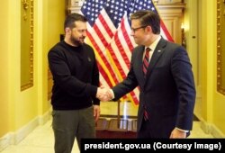 Президент України Володимир Зеленський і спікер Палати представників Конгресу США Майк Джонсон. Вашингтон, 12 грудня 2023 року