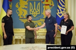 Президент України Володимир Зеленський і генеральний директор Rheinmetall Чарльз Вудберн (праворуч)