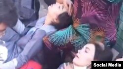 تصویری از دو دختر دانش‌آموز مسموم شده در روز ۲۹ فروردین بر اثر حمله مشکوک با گاز سمی به مدرسه‌ای در تهران