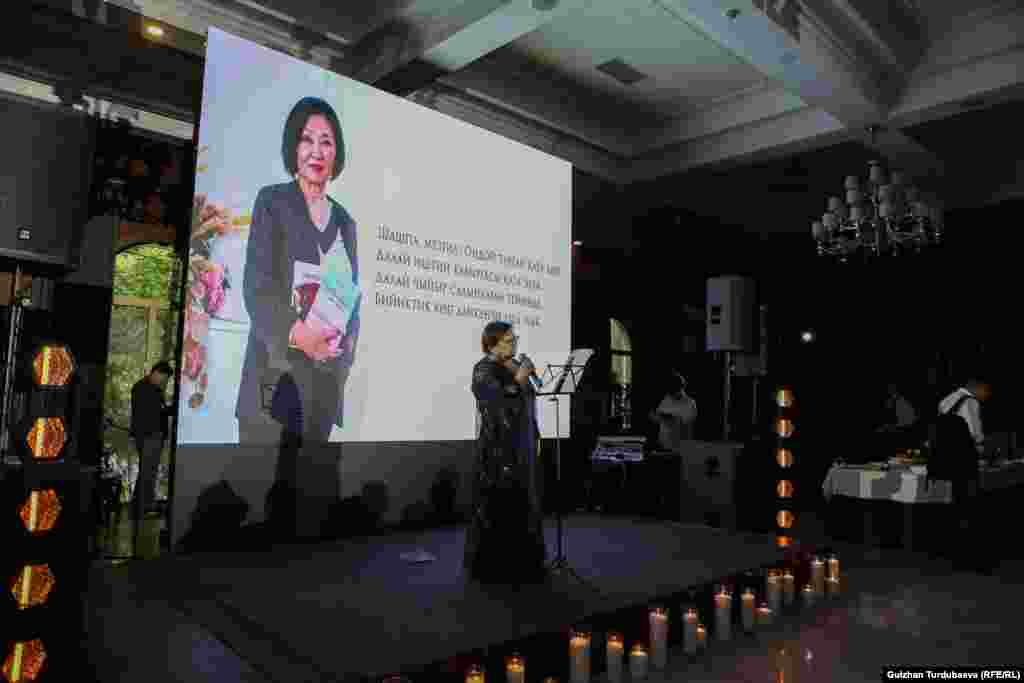 Кыргыз Республикасынын эл артиси Каныкей Эралиева Бурулкан Сарыгулованын сөзүнө жазылган &quot;Күзгү эңсөө&quot; чыгармасын аткарды.&nbsp;