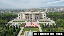 Тажикстандын борбору Дүйшөмбү шаары. 
