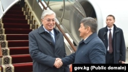 Казакстандын президенти Касым-Жомарт Токаевди Акылбек Жапаров тосуп алып жаткан учуру.