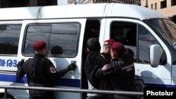 Ոստիկանները բերման են ենթարկում փողոցը փակել փորձող քաղաքացուն, 13-ը մայիսի, 2024թ․