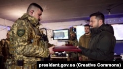 Президент України Володимир Зеленський під час візиту в Авдіївку, що неподалік від окупованого Донецька, нагородив її захисників. 29 грудня 2023 року