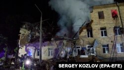 Рятувальники працюють на місці російського обстрілу в Харкові, 1 серпня 2023 року