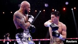 Дмитрий Бивол менен Линдон Артур. Беттеш учурунда