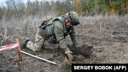 Украинский сапёр разминирует Изюмский район Харьковской области. 24 октября 2023 года