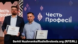 Журналісти проєкту «Крим.Реалії» Ігор Токар (п) та проєкту «Схеми» Кирило Овсяний з нагородою на церемонії нагородження конкурсу «Честь професії», 2 червня 2023 року